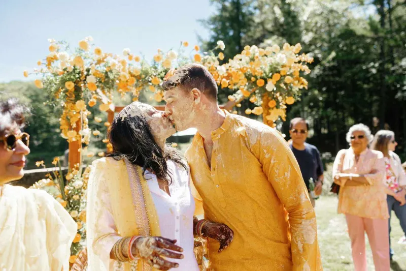   Priya Krishna i Seth Byrum ljube se nakon Haldi ceremonije tijekom njihovog vjenčanog vikenda