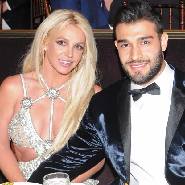   Britney Spears et son mari Sam Asghari posent lors d'un dîner officiel.