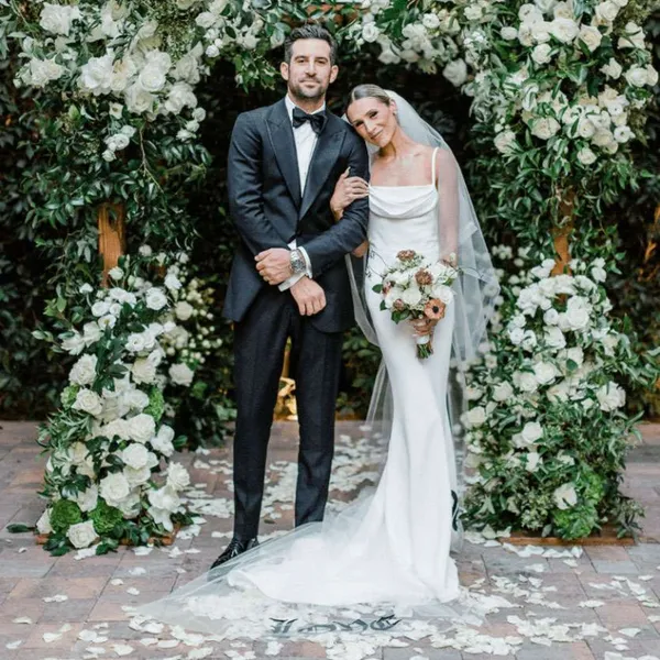   couple à l'autel de mariage avec des fleurs blanches