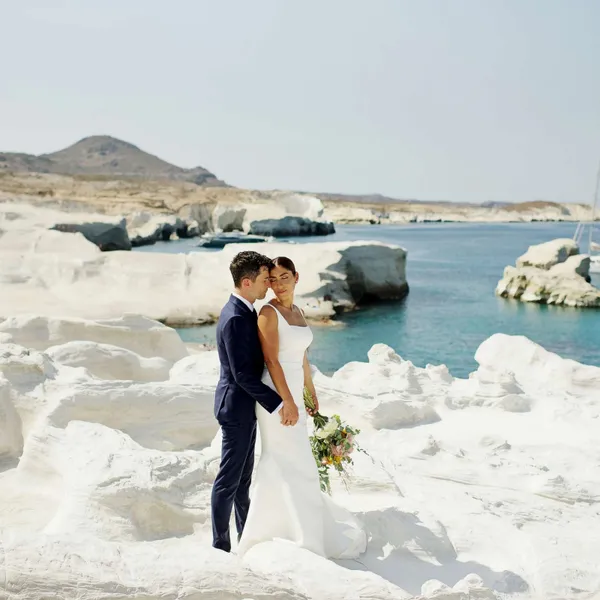   Christina ja Leo poseeraavat kivisellä pinnalla meren rannalla