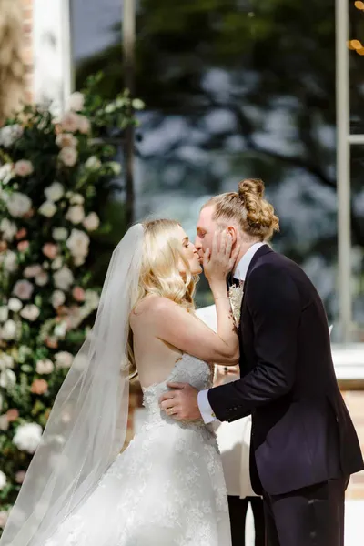   Megan et Thomas partageant leur premier baiser en tant que jeunes mariés