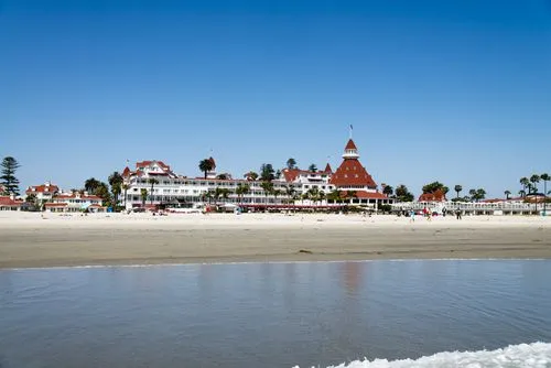   Coronado, USA - 19 mai 2015 : Les gens à la plage sur l'île Coronado près de San Diego en Californie, USA, au cours d'une chaude journée d'été. En arrière-plan l'hôtel Del Coronado.
