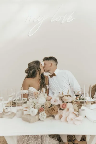   Kenzie i Jake večeraju i dijele poljubac za svojim dragim stolom ispod a"My Love" sign