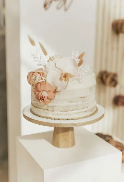  Kenzie et Jake's single-tier semi-naked cake topped with flowers