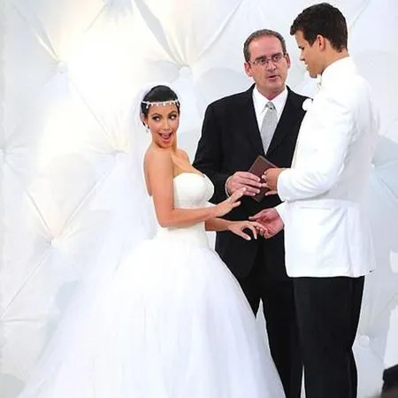   קים קרדשיאן לובשת שמלת כלה לבנה מתחתנת עם קריס האמפריז.
