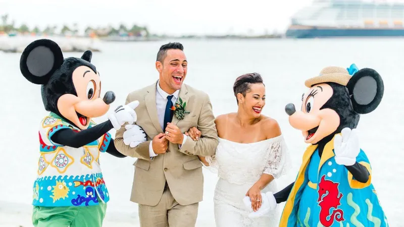  Un couple de l'émission de télévision Disney Disney's Fairy Tale Weddings wed with Mickey Mouse and Minnie Mouse by their side.