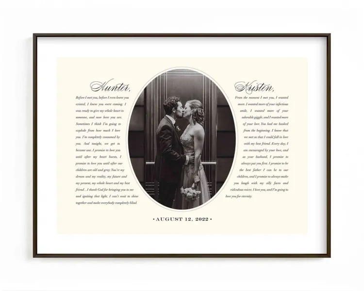   מסגרת שחורה עם כלה's and groom's wedding vows and a black and white photo