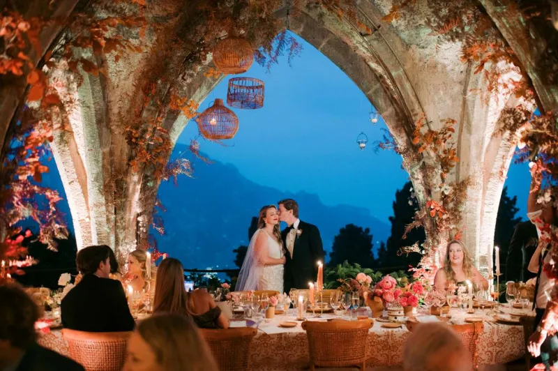   jeunes mariés au dîner avec vue sur la côte amalfitaine