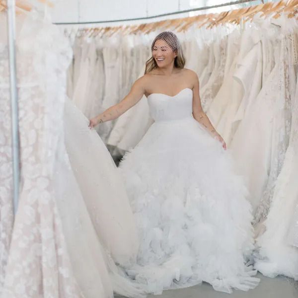 A 12 legfontosabb esküvői ruha kérdés, amelyet fel kell tenni a menyasszonyi szalon stylistjának