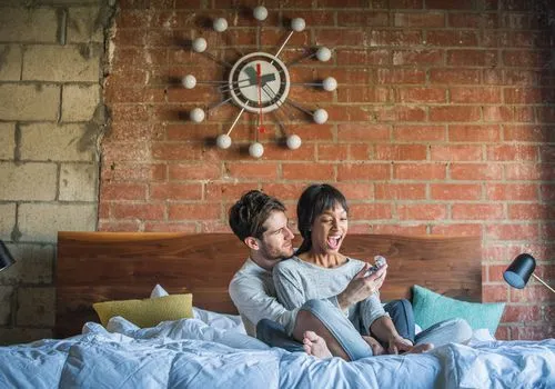 6 romanttista tapaa ehdottaa kotona