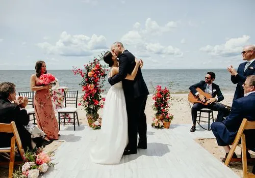 Una boda de verano fresca y colorida en Sound View Greenport en Long Island