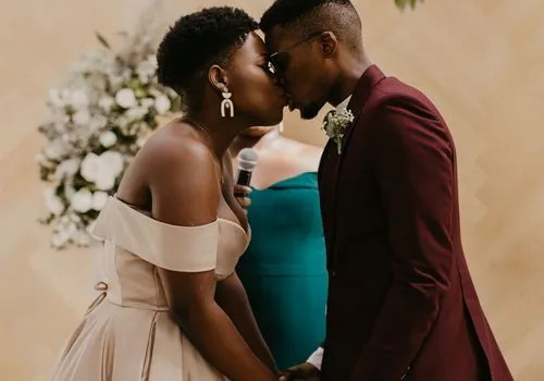 „Patogios, bet dar aukštesnės“ vestuvės sodrioje lauko vietoje Pretorijoje, Pietų Afrikoje