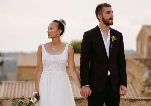 Ένας χαρούμενος γάμος ενός ζευγαριού στην εκπληκτική ύπαιθρο της Σικελίας