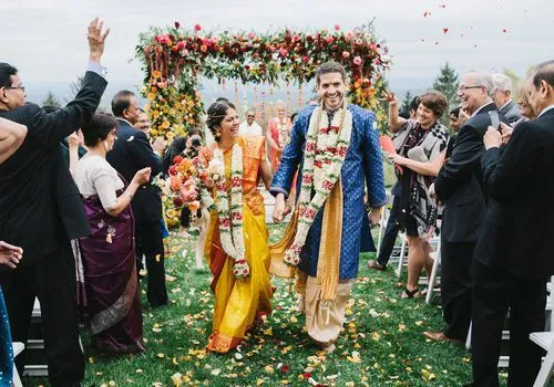 Un mariage vibrant honorant les traditions indiennes et occidentales à Cedar Lakes Estate