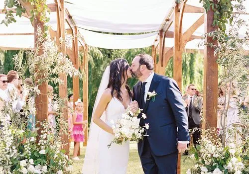 Un mariage d'été bio à Black Swan Lake à Sainte-Hélène, Californie