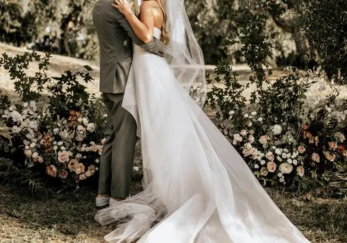 इटली के उम्ब्रिया में बोर्गो बस्तिया क्रेटी में एक रचनात्मक सलाहकार की गंतव्य शादी