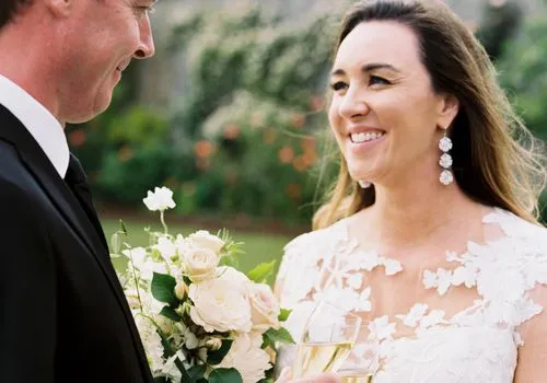 आयरलैंड के एडरे मनोर में एक परी-कथा शादी