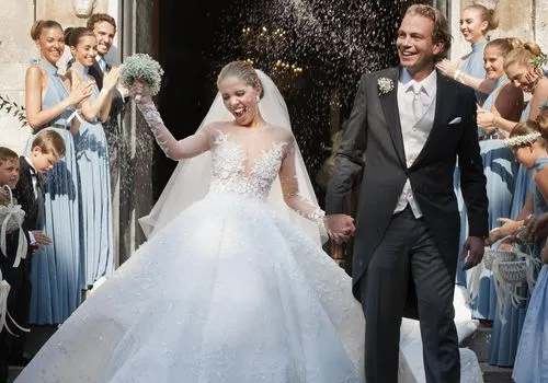 빅토리아 스와 로브 스키는 백만 달러짜리 웨딩 드레스를 입고 결혼했습니다.