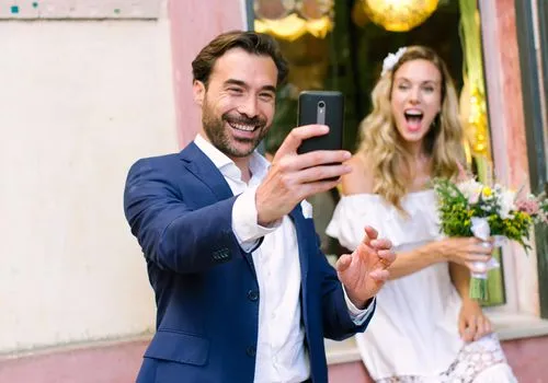 7 maneres divertides de configurar una estació de selfies al vostre casament