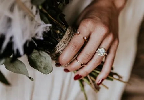 15 изискани годежни пръстена с възглавница
