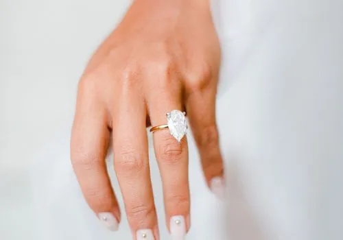 3 věci, které nikdy nesmíte svému zásnubnímu prstenu dělat