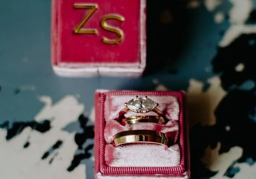 כיצד לבחור להקת חתונה שתואמת את טבעת האירוסין שלך