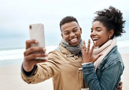Wie man den perfekten Verlobungsring Selfie nimmt