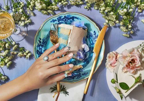 La bijoutière adorée des célébrités Alison Lou lance sa collection de bagues de fiançailles juste à temps pour la saison de proposition