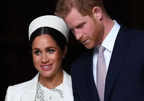 Meno kráľovnej Meghan Markle a princa Harryho by sa mohlo skrývať na kráľovskej webovej stránke