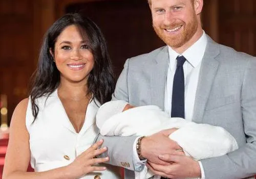 Bekijk de eerste foto's van Meghan Markle en de nieuwe babyjongen van Prins Harry!