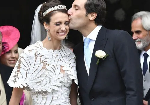 Cette mariée portait la plus jolie robe Oscar de la Renta lors de son mariage royal français
