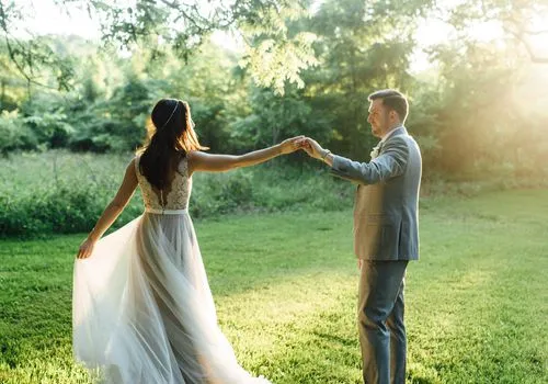 7 sanjskih eteričnih poročnih oblek za romantično nevesto