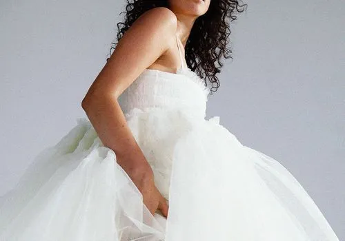 Londyńska projektantka Molly Goddard prezentuje dla nowożeńców najładniejsze tiulowe suknie sezonu