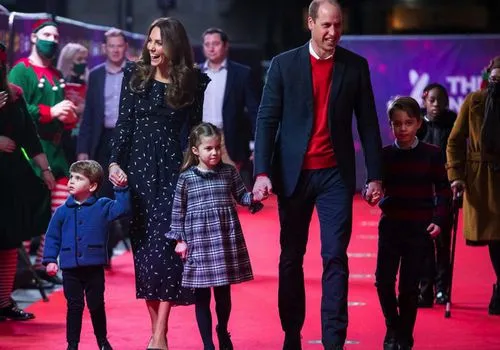 Príncipe William e Kate Middleton compartilham cartão de férias em família - e mais casais comemorando a temporada