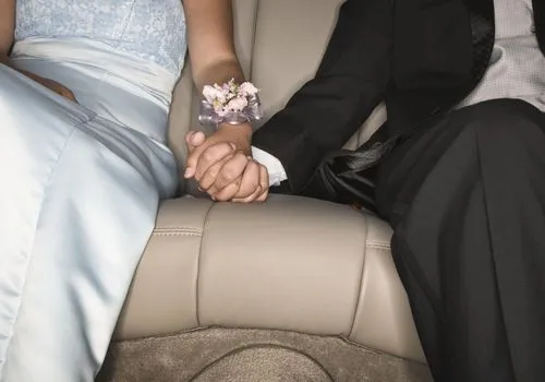Des couples de lycéens partagent leurs photos de bal et de mariage côte à côte sur Twitter