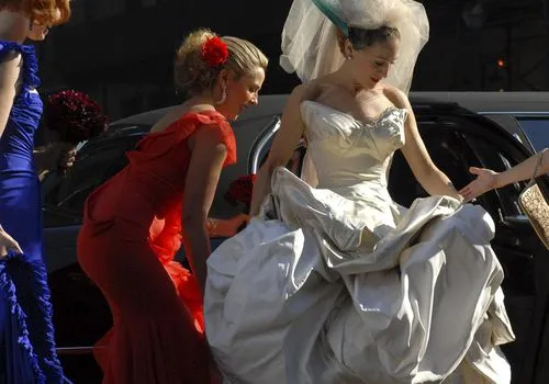 Carrie Bradshaw Vivienne Westwood vestuvinė suknelė eksponuojama pagerbiant seksą ir miesto 10-metį