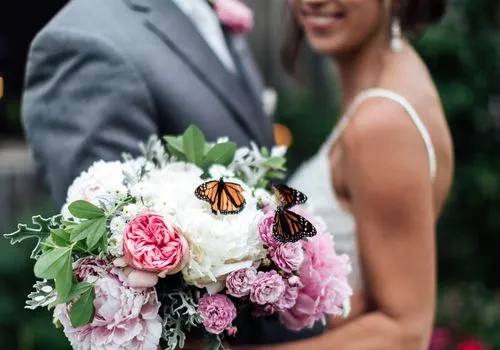 Ce marié a honoré sa sœur décédée avec une libération de papillon lors de son mariage
