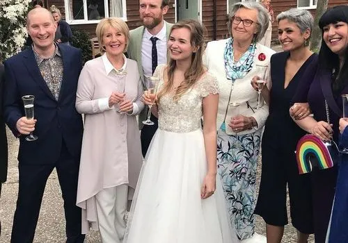 Les grands concurrents britanniques de Bake Off ont tous fait des gâteaux pour le mariage de Martha Collison