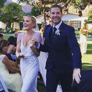 نجم لاجونا بيتش السابق تايلور كول متزوج! شاهد صور حفل زفافها المذهل في الهواء الطلق