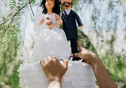 Bryllupskage Piñatas er den trend, du ikke vidste, du havde brug for