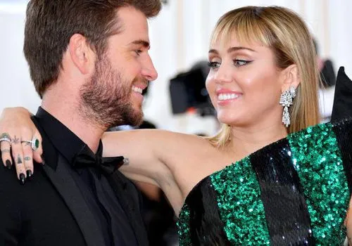 Miley Cyrus slammaa hajoamisen huhuja 10-vuotisjuhlavuoden kanssa