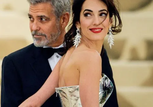 Amal in George Clooney sta bila na kraljevi večerji videti kot dejanska oblačila za poročno torto