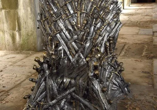 Echtgenoot bouwt aan vrouw een replica van de ijzeren troon van Game of Thrones als huwelijksgeschenk